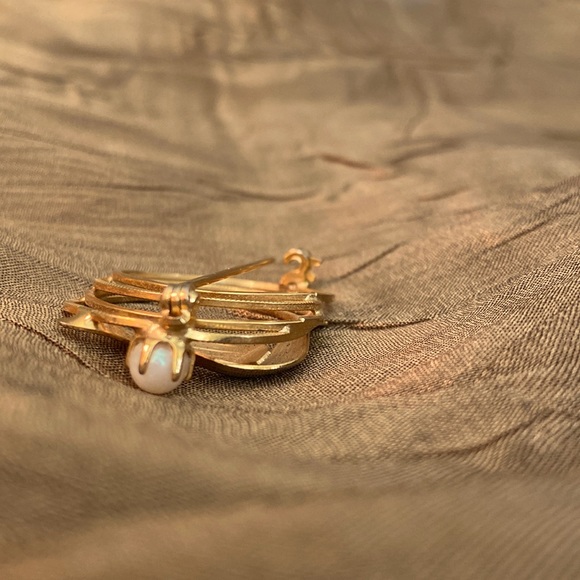 Vintage Four Ring Goldtone Circle Pin with Pearl - Picture 4 of 5